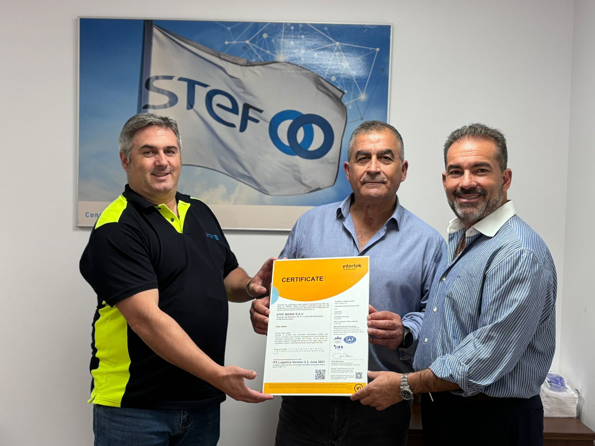 José Ramón Marín, Business Developer & Lead Auditor para Business Assurance en Intertek España, haciendo entrega del Certificado IFS Logistics a STEF Sevilla para su Sistema de Seguridad Alimentaria en la cadena de transporte y almacenamiento a temperatura ambiente y controlada (refrigerado y congelado)