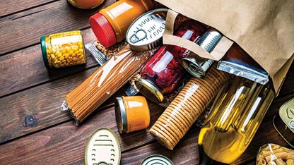 Una variedad de alimentos envasados sobre una mesa