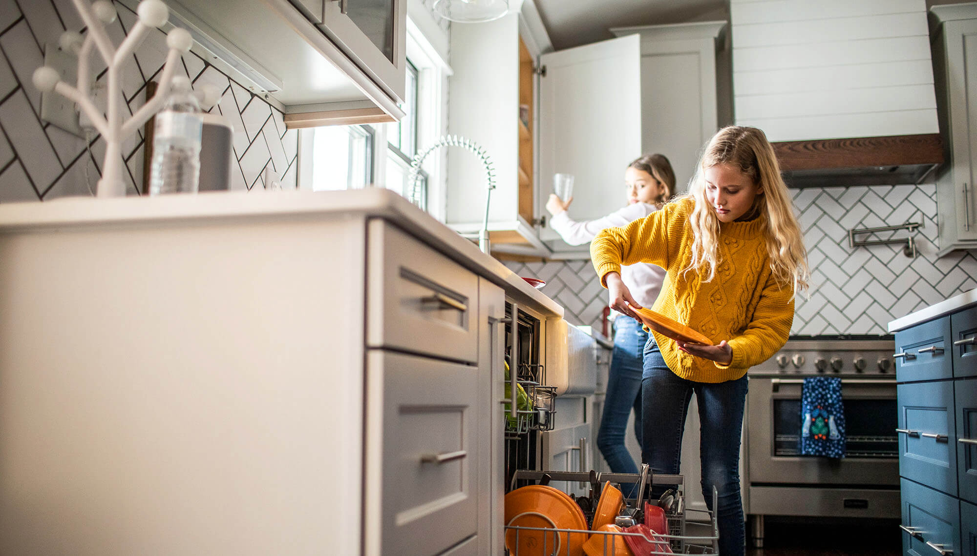 Familia ocupada en la cocina