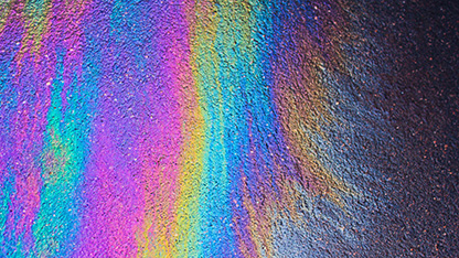 efecto arcoiris del petróleo en la superficie