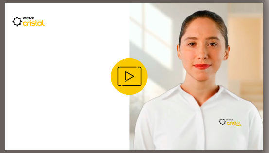 en la imagen aparece una mujer con coleta y vestida con una bata blanca