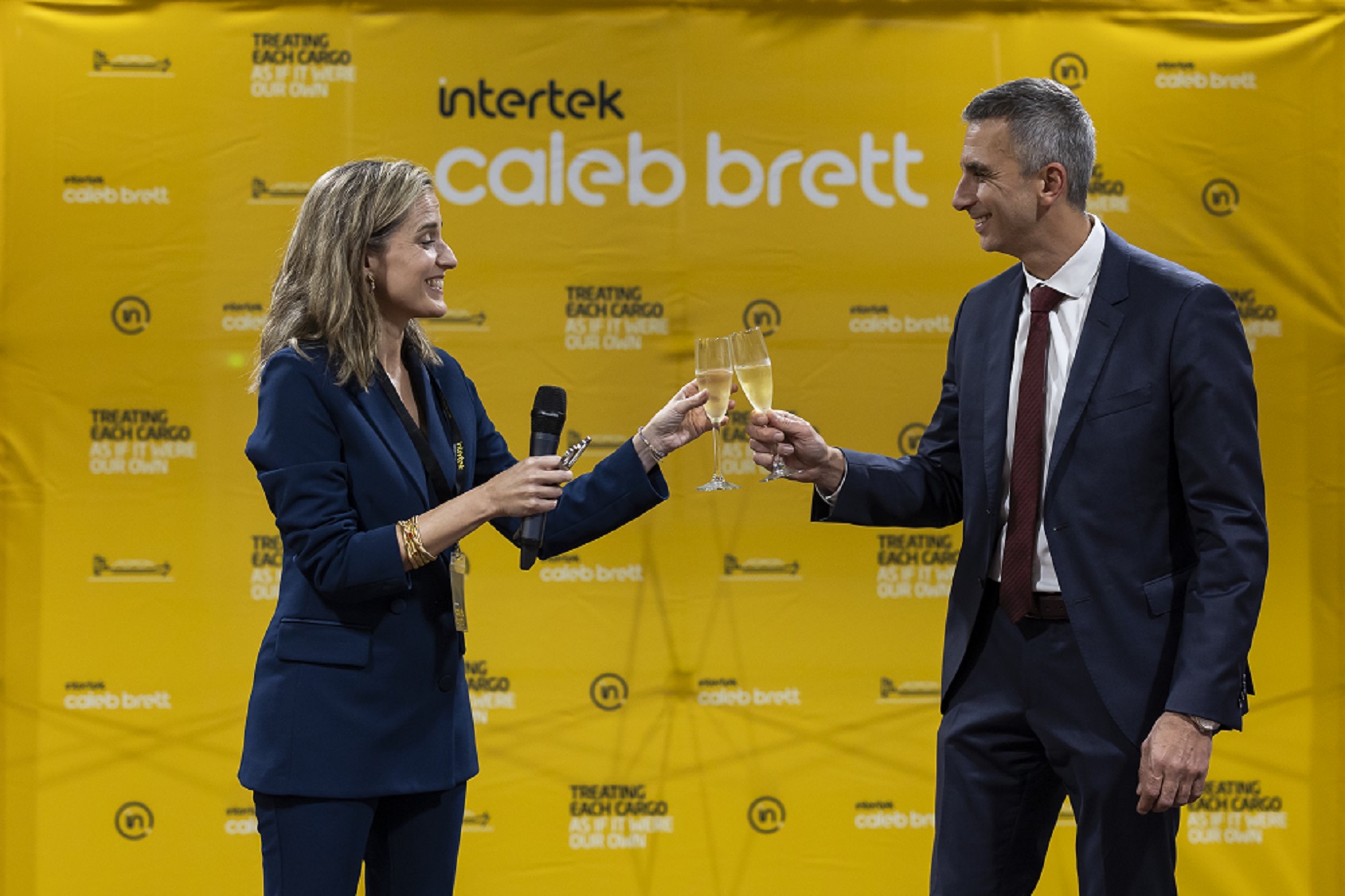 En la imagen: Elena Pérez, Business Line Leader para Caleb Brett Spain y Yannick Garcia, Director Regional de Intertek Caleb Brett para el sur de Europa, durante la inauguración del nuevo laboratorio de análisis de combustibles en Algeciras. 
